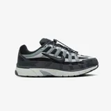 Zapatillas Nike P-6000 color negro y gris con detalles plateados.