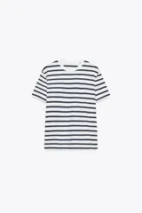 Camiseta blanca con rayas horizontales azul marino, de cuello redondo y manga corta.