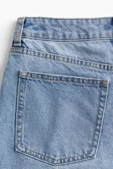 Short de jean celeste, de tiro alto, con cinco bolsillos y ruedo con dobladillo cosido.
