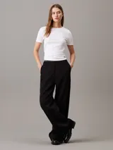 Pantalón negro de pierna ancha con cintura elástica con el logo de Calvin Klein.