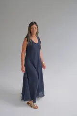Vestido largo azul marino de lino italiano, con escote en V, sin mangas y ruedo desflecado.