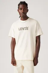 Remera color crema de corte relajado con logo Levi's estampado en el pecho.