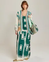 Cárdigan largo con botones y estampado multicolor. Mangas largas y caídas, aberturas laterales y dos bolsillos.