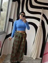 Pantalón sastrero con estampado escocés en tonos verde, naranja y azul marino.