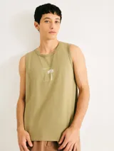 Musculosa celeste con estampa geométrica en el pecho.