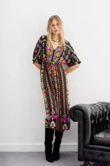Vestido midi de viscosa con estampado paisley multicolor, escote en V, mangas al codo y lazo para ajustar la cintura.