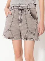 Short de gabardina color gris con teñido diferenciado. Presenta recortes curvos, bolsillos delanteros curvos y bolsillos plaque en la espalda. Se completa con botón en la cintura y detalles de remaches níquel.