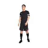 Short deportivo negro con detalles en gris y fucsia, con logo de Nike en la pierna derecha.