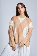 Sweater de punto con diseño de rombos en tonos beige y blanco, cuello redondo y corte holgado.