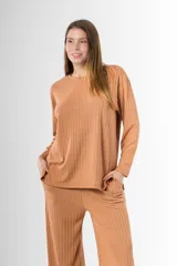 Remerón camel de morley de vara ancha en algodón y viscosa, de silueta amplia.