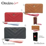 Billetera marrón con diseño acolchado en forma de V y logo metálico con forma de labios. Incluye cierre perimetral y correa de mano desmontable roja.