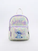 Mochila pequeña de color pastel tie-dye (amarillo, verde, rosado y lila) con bordes y cierres en color lila. Presenta un estampado del personaje Stitch de Disney y la palabra "Stitch" en la parte superior.
