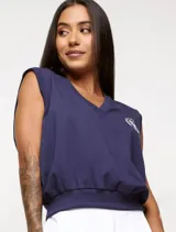 Musculosa negra con cuello en V y logo estampado en el pecho con dos raquetas de tenis cruzadas y la leyenda "Match Point".