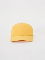 Gorro de visera liso, color amarillo, con corona de seis paneles y visera curva.