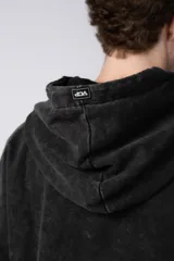 Buzo canguro verde con efecto desgastado, capucha con cordón ajustable, bolsillo frontal y puños con orificio para el pulgar.