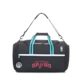 Bolso deportivo tipo duffel bag, color negro, con correas de mano y hombro ajustables. Presenta el logo de los San Antonio Spurs en rojo y blanco en el frente, junto con el logo de la NBA en el lateral. Las correas superiores son negras con franjas turquesas.
