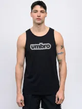 Musculosa negra con cuello redondo y sin mangas. Estampado frontal con el logo Umbro en blanco con textura geométrica.