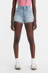 Short de jean celeste con cintura alta, calce ajustado y terminación desflecada.