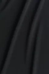 Top entallado negro de microfibra suave con cuello alto y manga francesa.