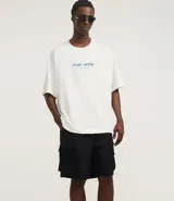 Bermuda masculina de poliéster, corte baggy, con cintura elástica ajustable con cordón y bolsillos cargo con cierre de cremallera.