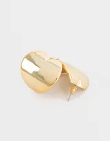 Par de aros dorados con forma de corazón y cierre a presión.
