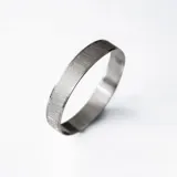 Brazalete rígido de plata 925, uno con superficie pulida y otro con superficie satinada.