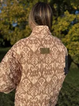 Chaqueta acolchada con estampado ikat en blanco y negro, de corte recto y cuello mao.