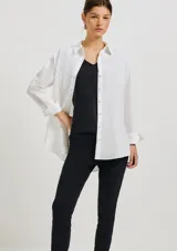 Camiseta celeste de manga corta con cuello en V.