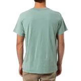 Remera verde de manga corta con bolsillo en el pecho.
