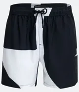 Bermuda tipo boardshort con cinturilla elástica, cordón de ajuste y estampado color block en blanco y negro.