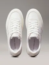 Zapatillas urbanas Calvin Klein Jeans color blanco, de cuero liso con apliques de gamuza en la puntera y logo CK en el lateral.