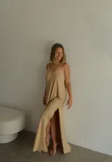 Vestido largo azul marino de viscosa, con tirantes finos y escote en V.