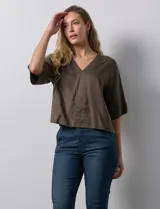 Blusa marrón de lyocell con escote en V y mangas cortas.