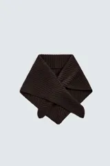Pañoleta triangular tejida en punto de algodón color marrón chocolate.