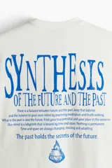 Remera blanca de algodón con cuello redondo y corte holgado. Estampa azul con la palabra 'SYNTHESIS' y texto inferior.