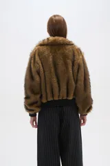 Chaqueta marrón con estampado animal print, cuello solapa, cierre frontal con cremallera y bolsillos laterales.