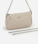 Cartera baguette color marrón con textura símil cuero, correa de cadena plateada y cierre superior con cremallera.