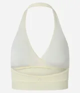 Top deportivo frente única confeccionado en microfibra color crema, con escote en V cruzado y copas removibles.