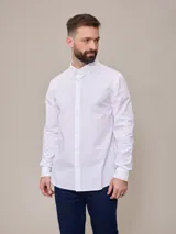 Camisa blanca de manga larga, confeccionada en algodón.