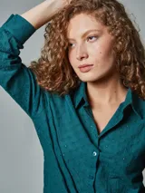 Camisa verde con bordado tipo broderie, de manga larga y corte clásico.