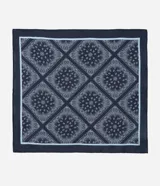 Pañuelo rectangular de satén con estampado paisley.