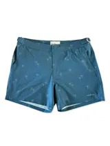 Short de baño azul con estampado de palmeras en tono gris, con bolsillos laterales y traseros, y ajuste lateral con hebilla metálica.