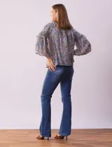 Blusa Zac & Rachel de gasa estampada con cuello redondo fruncido y mangas 3/4 amplias con volados.