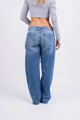 Pantalón de jean celeste, corte wide leg, tiro bajo y bolsillos delanteros y traseros.