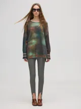 Buzo de algodón con efecto tie-dye en tonos celeste y blanco, de corte holgado y largo por debajo de la cintura, con puños acanalados.