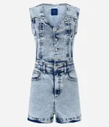 Mono corto de jean con efecto marmolado en tonos celestes y blancos. Presenta escote en V, sin mangas, cierre frontal de botones y trabillas en la cintura.