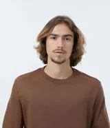 Remera marrón de manga larga con cuello redondo y puños ajustados.