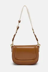 Bolso bandolera color marrón con solapa y correa ancha de tela color crudo.