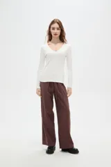 Remera manga larga de viscosa color blanco, ajustada al cuerpo y con cuello en V.