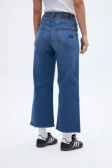 Pantalón jean celeste de corte recto, con tiro alto y bolsillos delanteros y traseros.